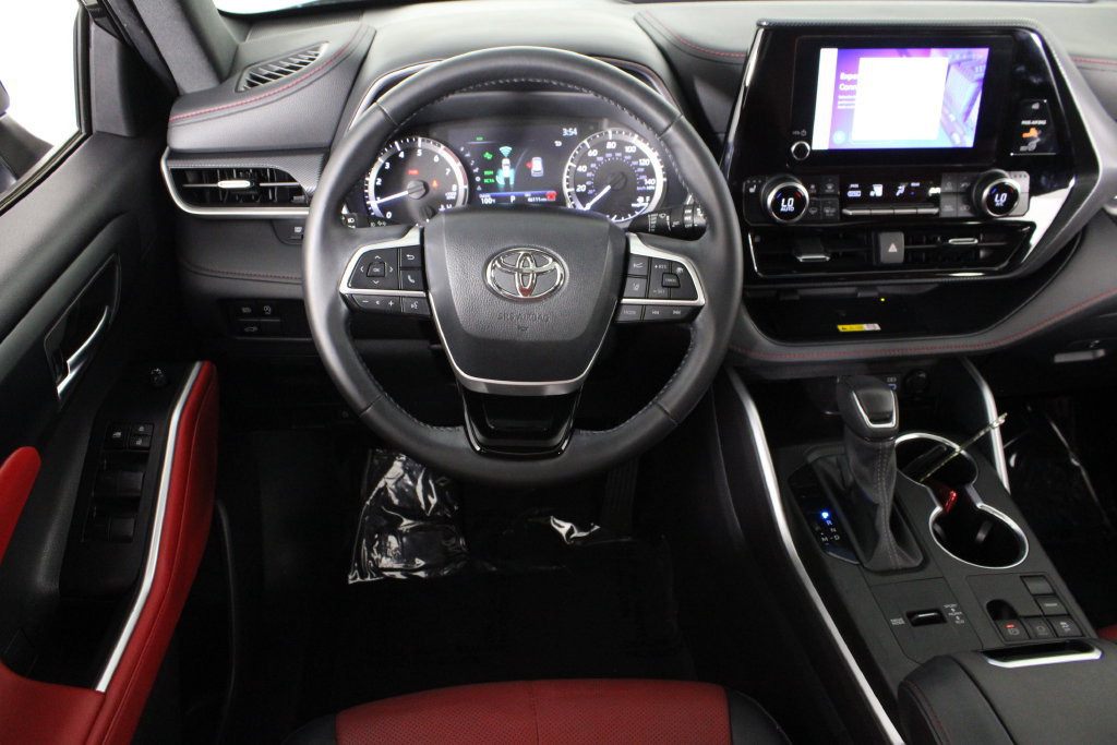 Used 2024 Toyota Highlander XSE FWD image 6