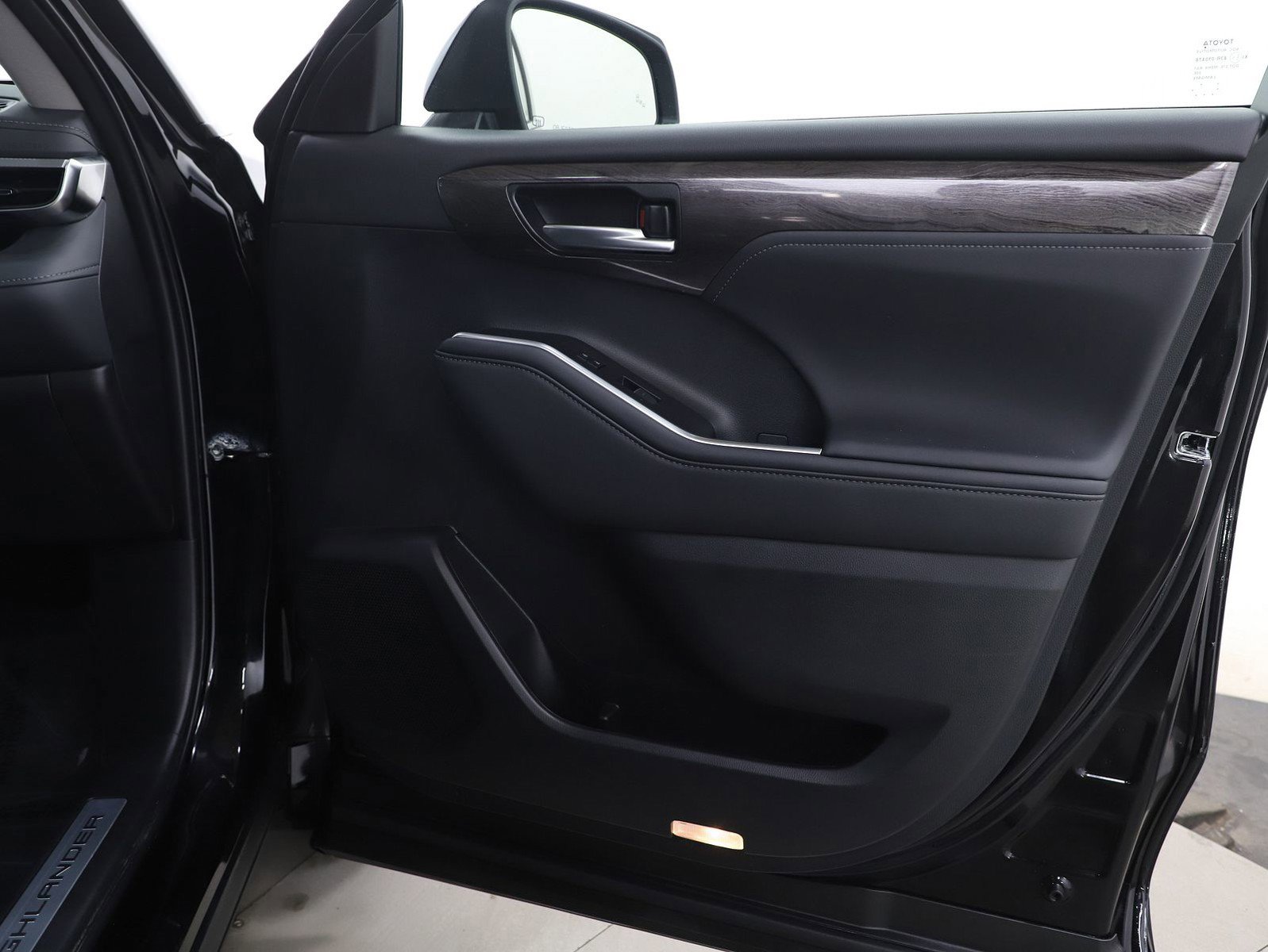 Used 2025 Toyota Highlander Platinum image 9
