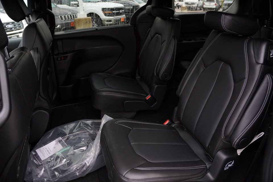 New 2026 Chrysler Pacifica Select image 11