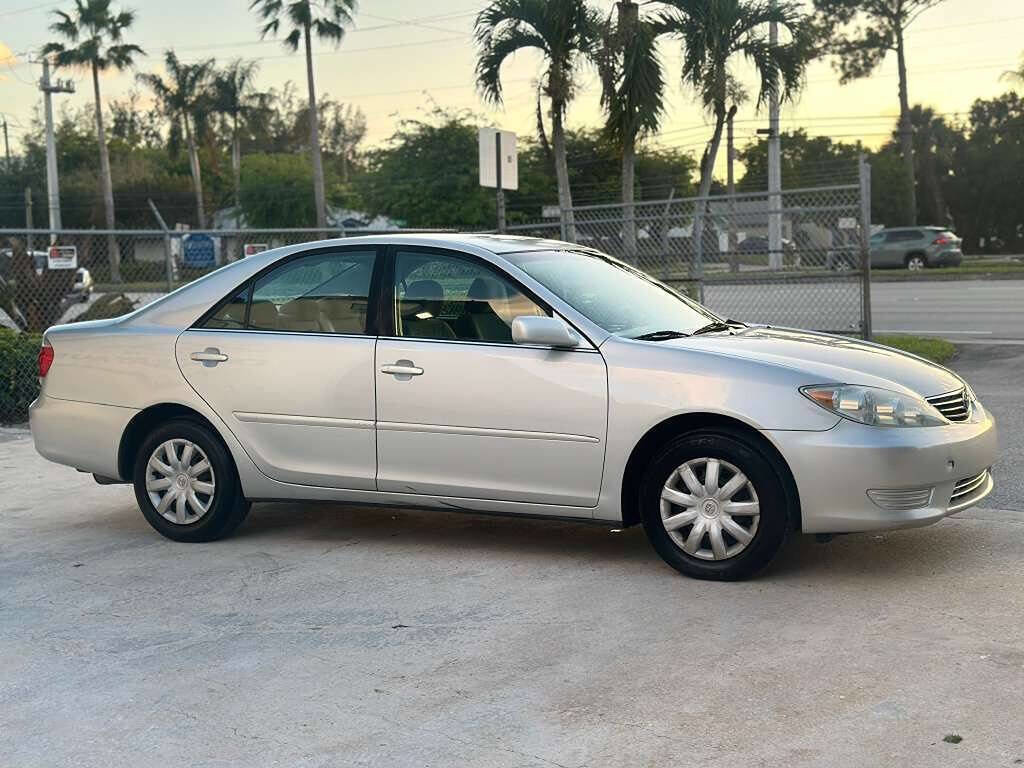 Used 2005 Toyota Camry LE FWD image 4