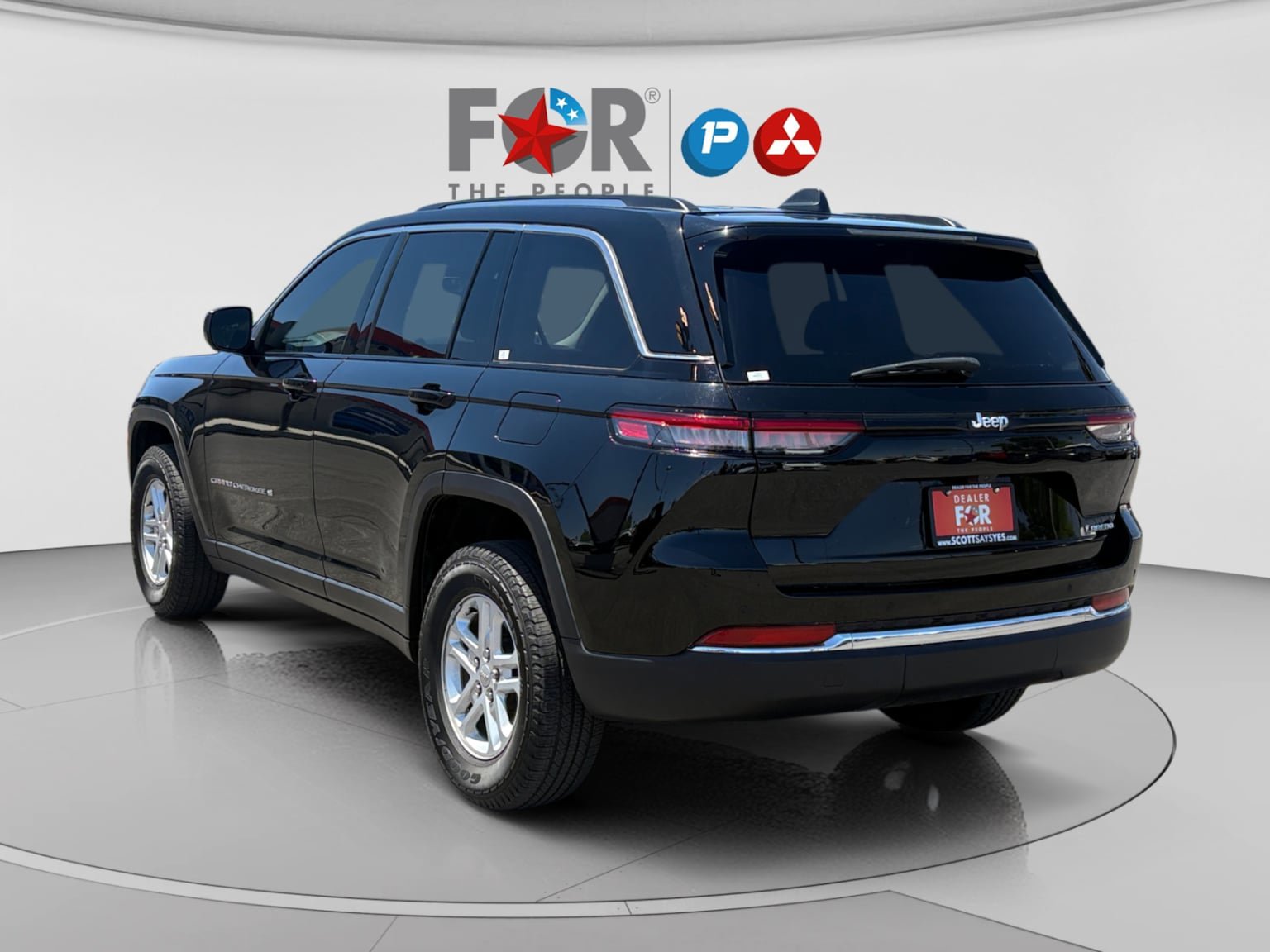 Used 2023 Jeep Grand Cherokee Laredo RWD image 3