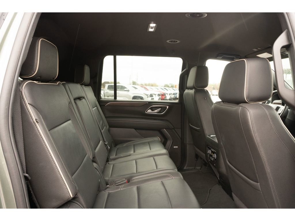 Used 2024 Chevrolet Suburban Premier AWD/4WD image 17