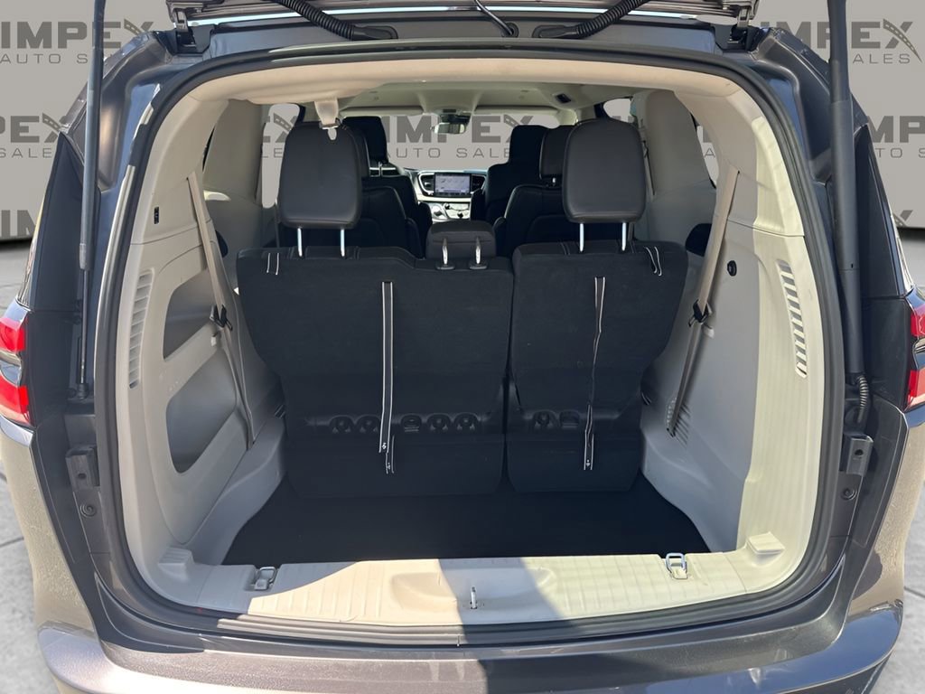 Used 2023 Chrysler Pacifica Touring-L image 29