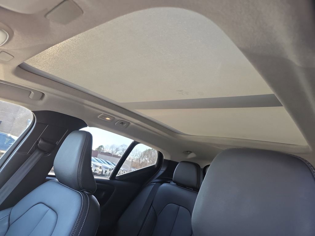 Used 2025 Volvo XC40 B5 Core image 32