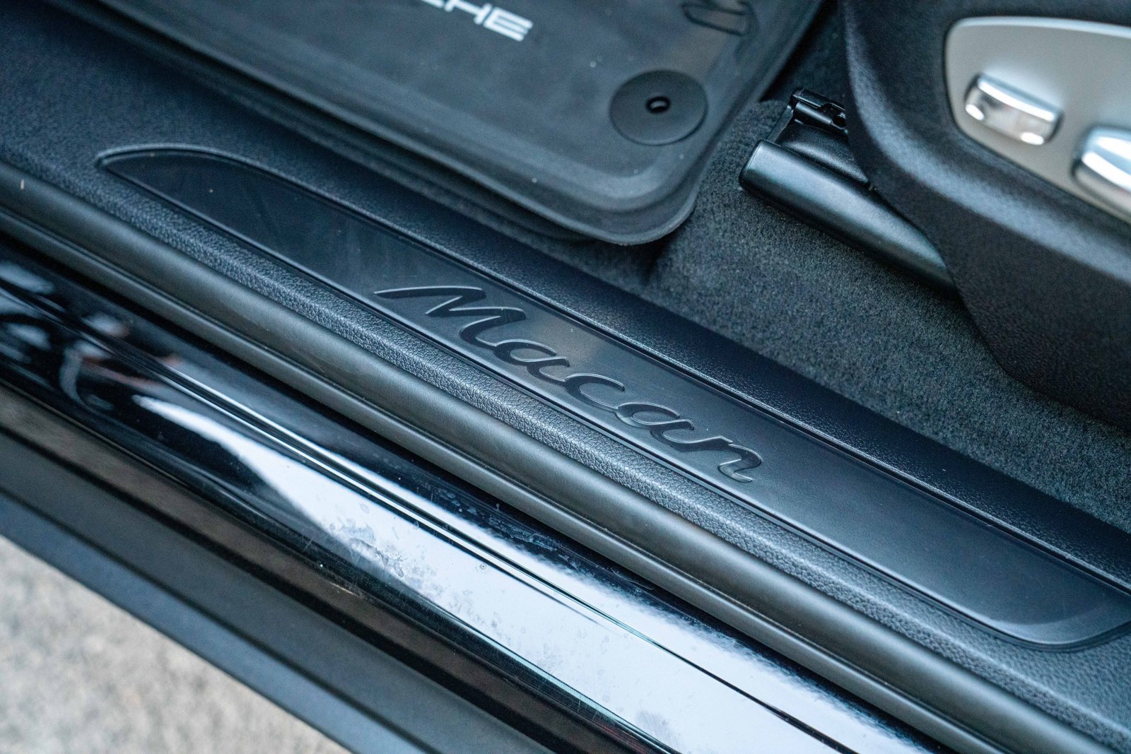 Certified 2026 Porsche Macan Turbo AWD/4WD image 12