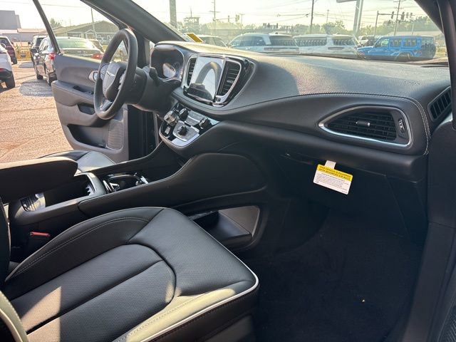 New 2026 Chrysler Pacifica Limited w/ S Appearance Package FWD image 26