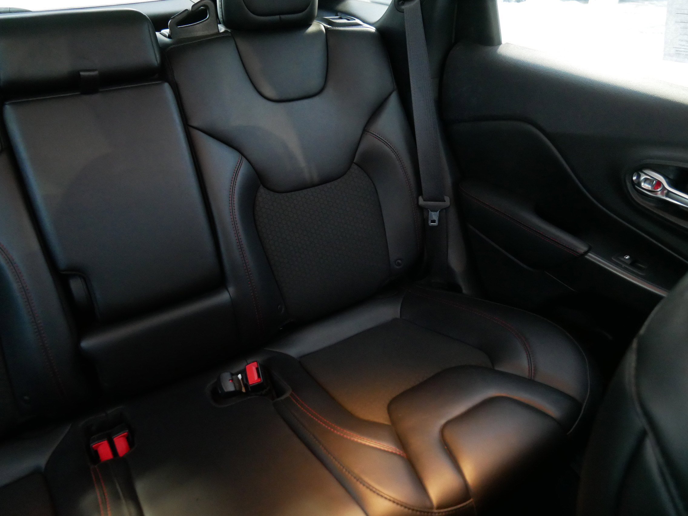 Used 2019 Jeep Cherokee Trailhawk w/ Cold Weather Group image 14