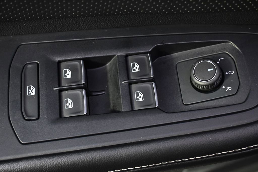 Used 2025 Volkswagen Atlas SE image 25