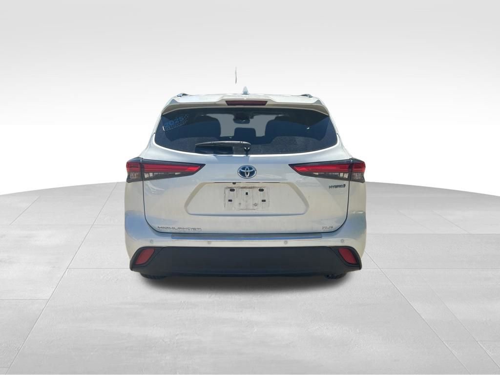 Used 2021 Toyota Highlander XLE AWD/4WD image 4