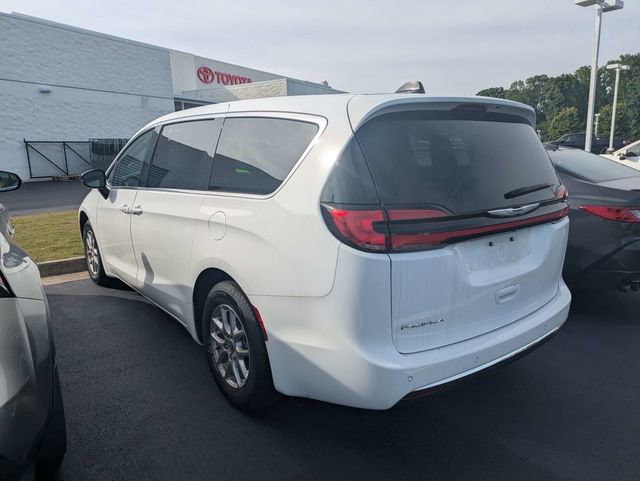 Used 2024 Chrysler Pacifica Touring-L FWD image 4