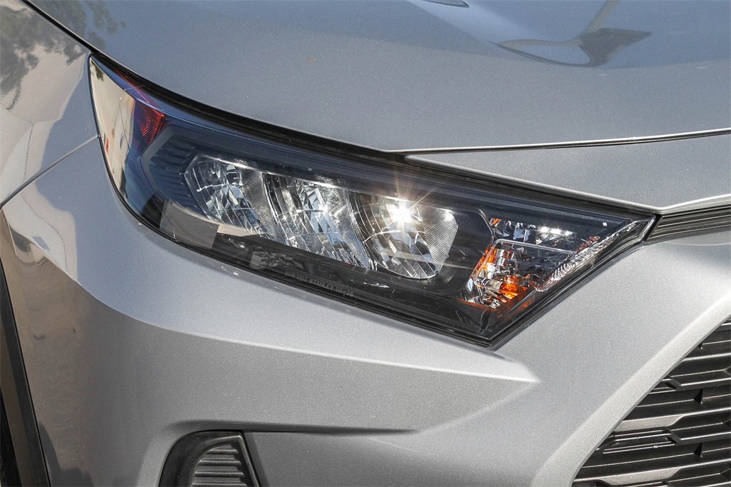 Used 2021 Toyota RAV4 LE image 4