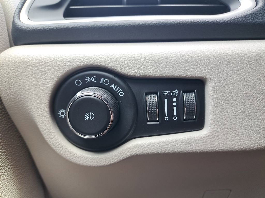 Used 2023 Chrysler Pacifica Touring-L FWD image 24