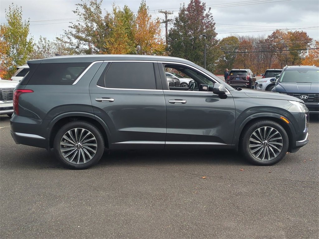 Used 2023 Hyundai Palisade Calligraphy image 2