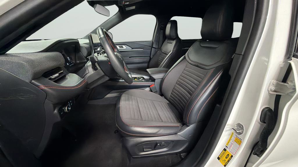 Used 2025 Ford Explorer ST-Line w/ ST-Line Street Pack image 31
