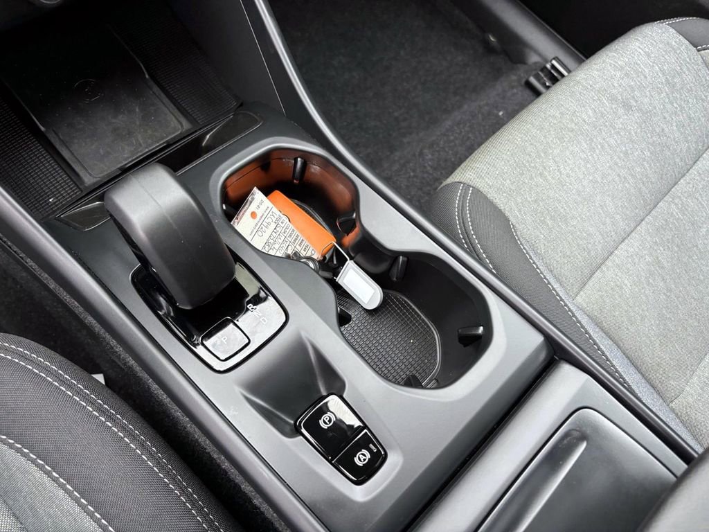 Used 2025 Volvo XC40 B5 Core image 23