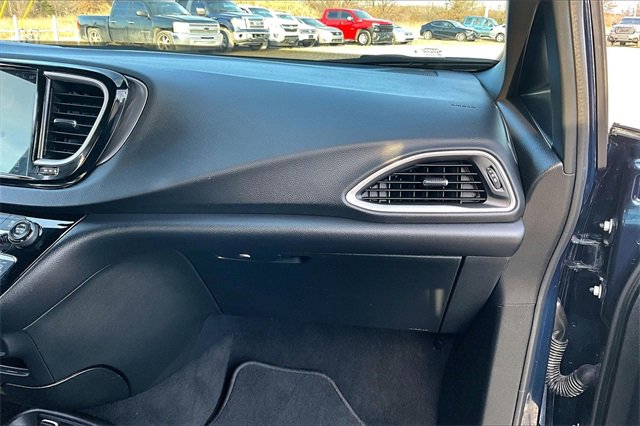 Used 2025 Chrysler Pacifica Select image 26