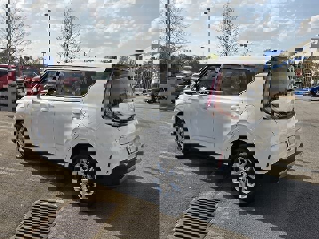 Used 2025 Kia Soul LX image 3