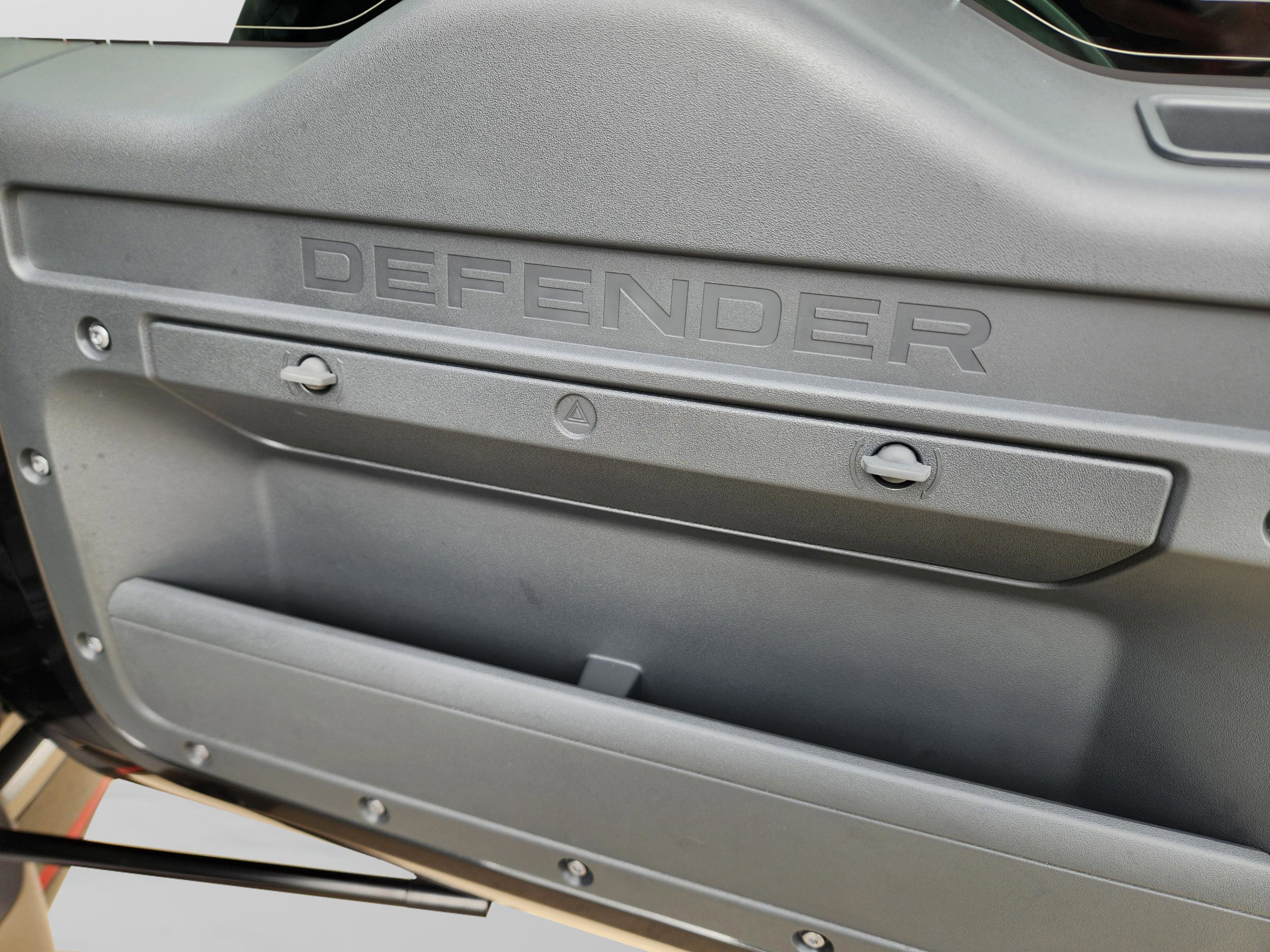 Certified 2025 Land Rover Defender 90 X-Dynamic SE image 29