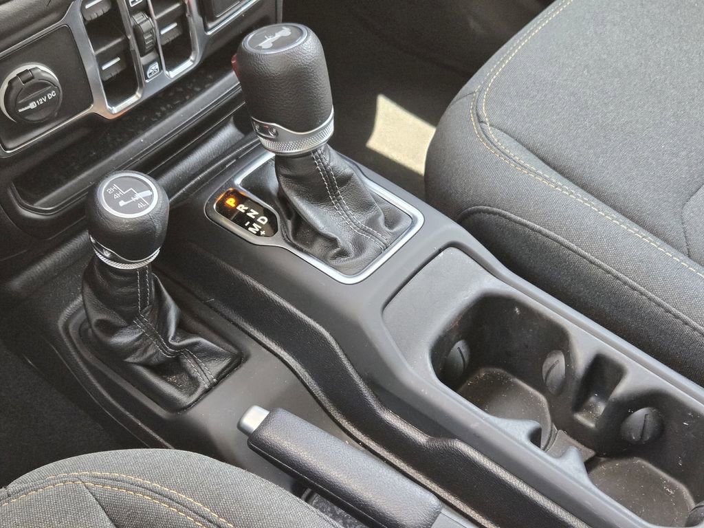 Used 2025 Jeep Wrangler Unlimited Sahara AWD/4WD image 9