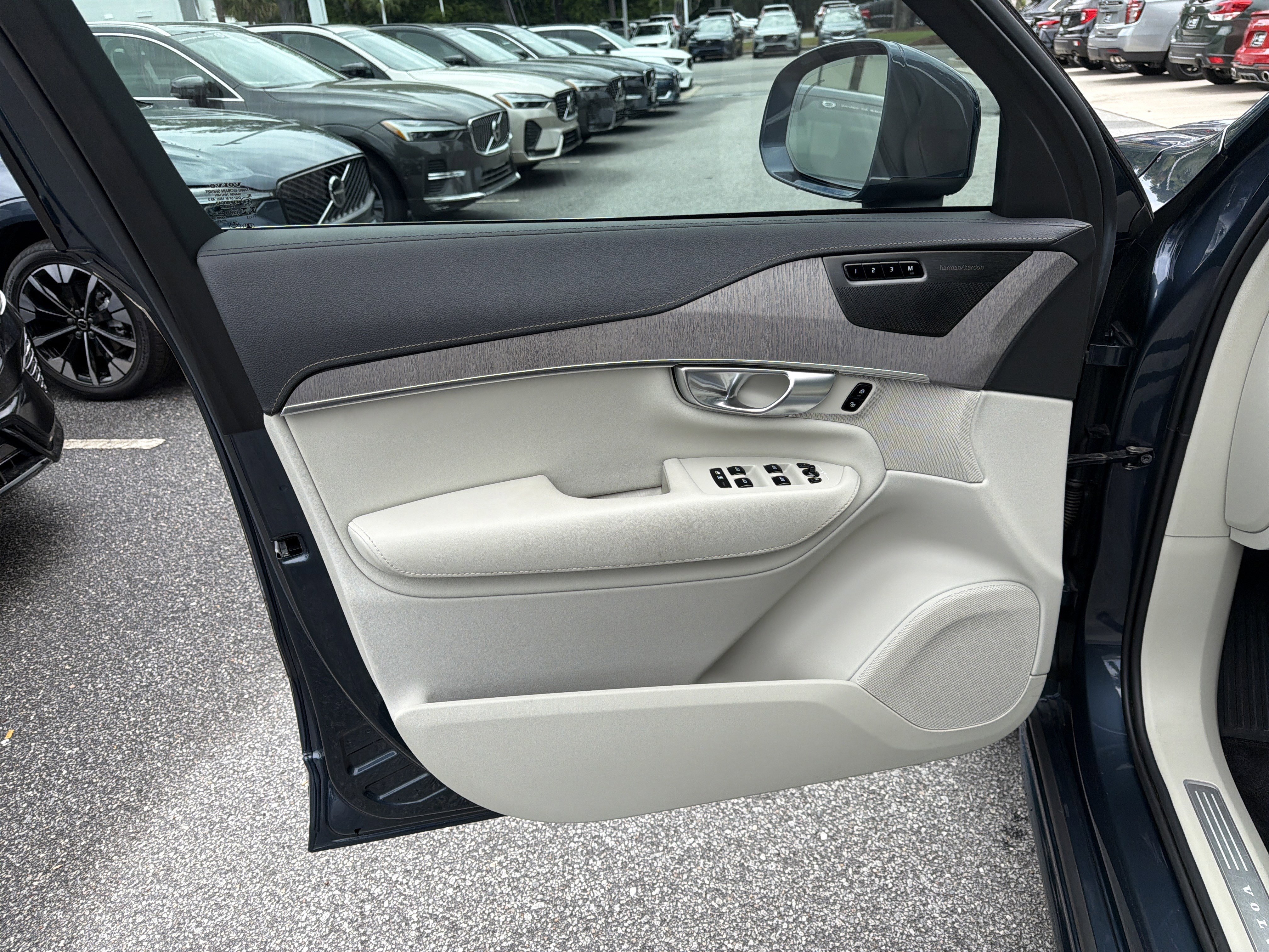 Used 2024 Volvo XC90 B6 Ultimate w/ Protection Package Premier AWD/4WD image 14