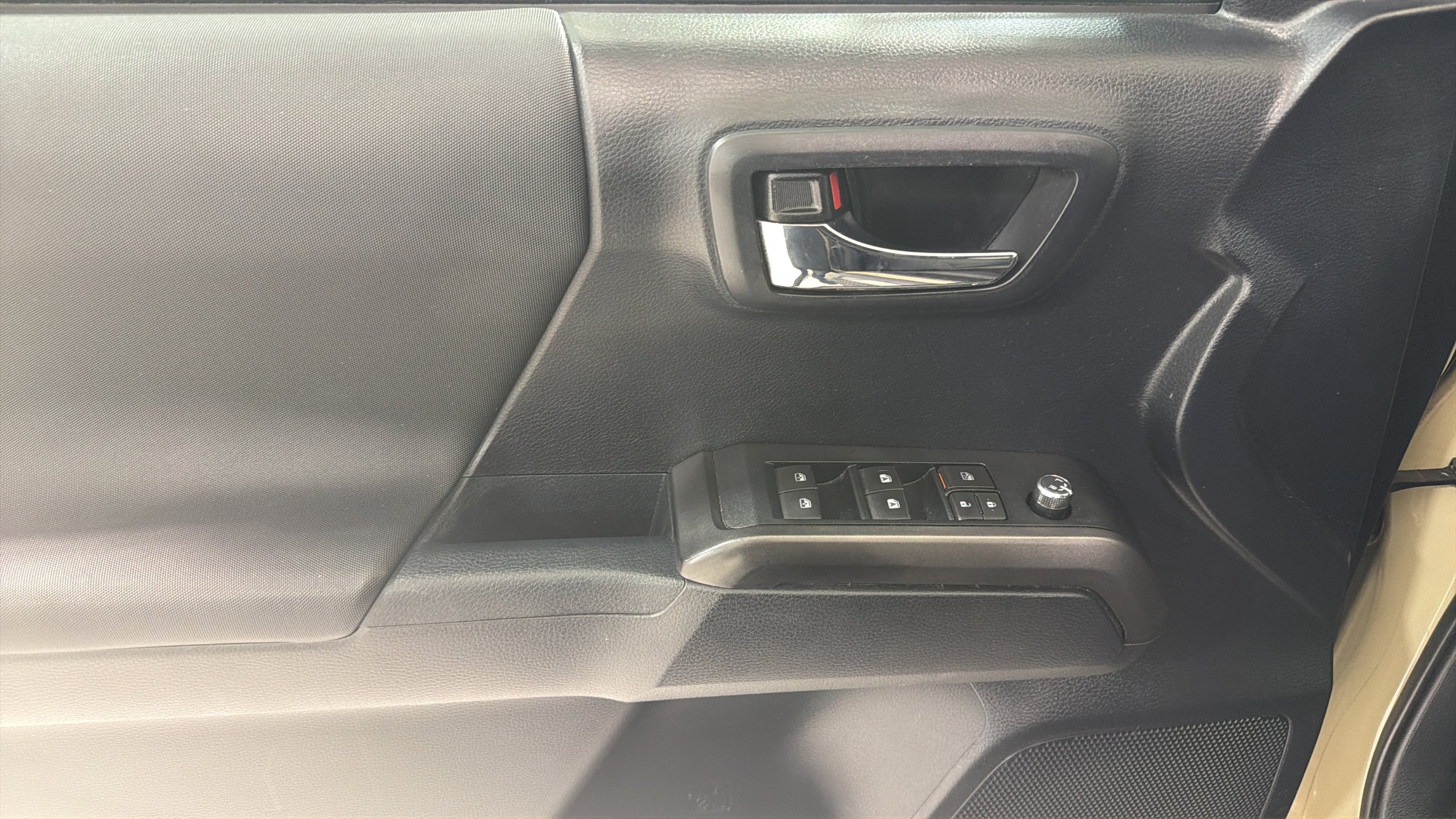 Used 2018 Toyota Tacoma TRD Sport w/ Technology Package AWD/4WD image 11