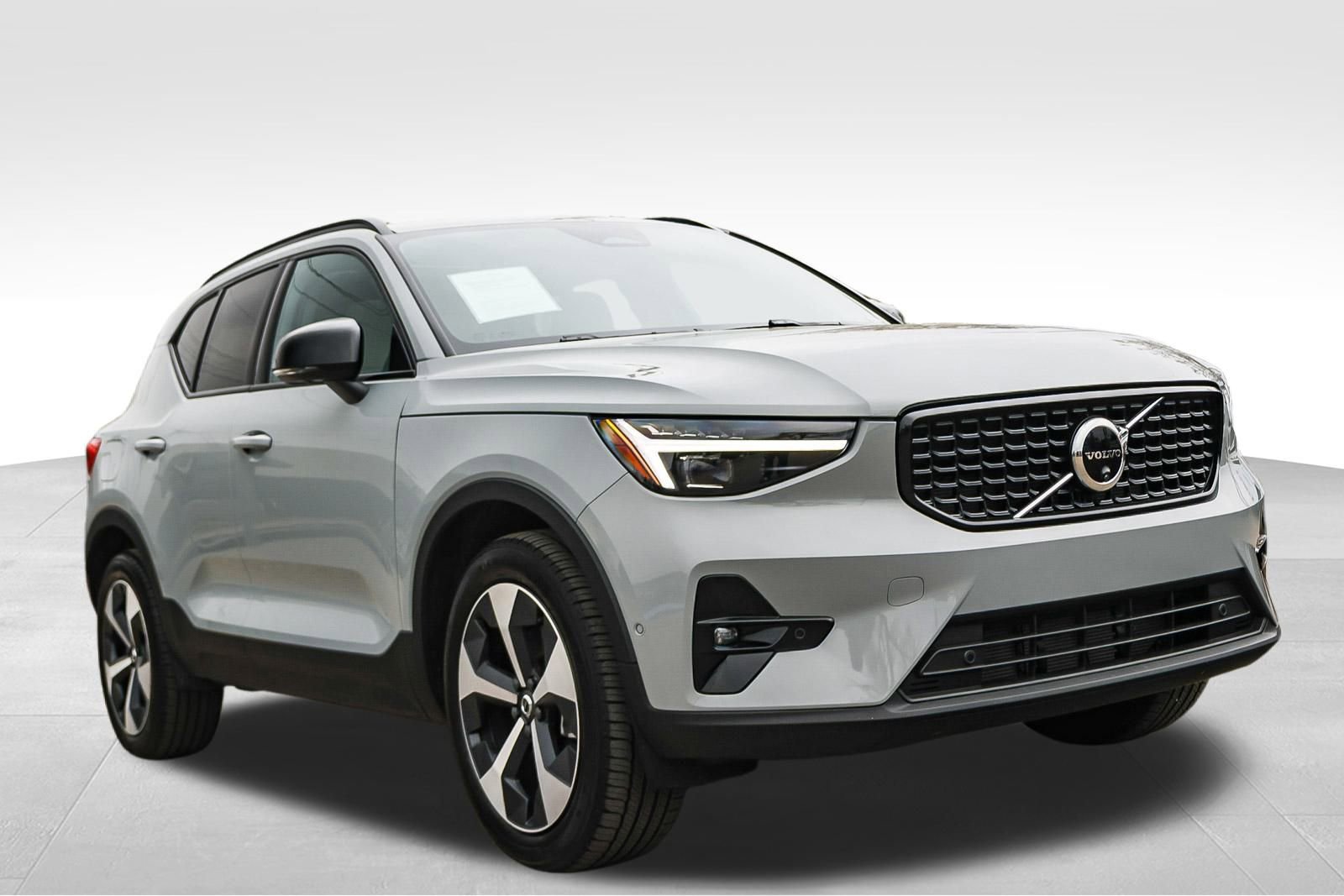 Used 2026 Volvo XC40 B5 Plus w/ Protection Package Premier image 3