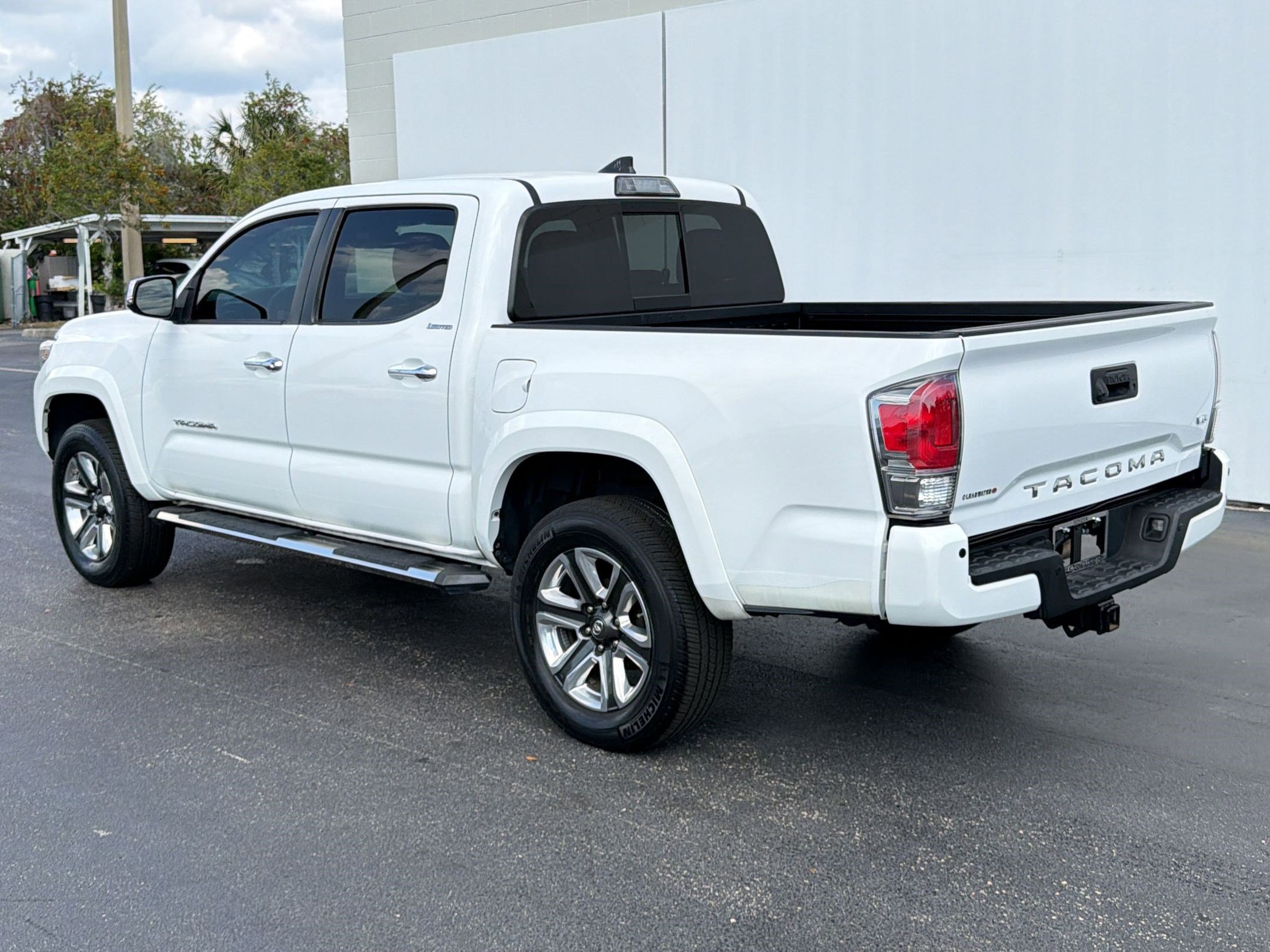 Used 2019 Toyota Tacoma Limited image 3