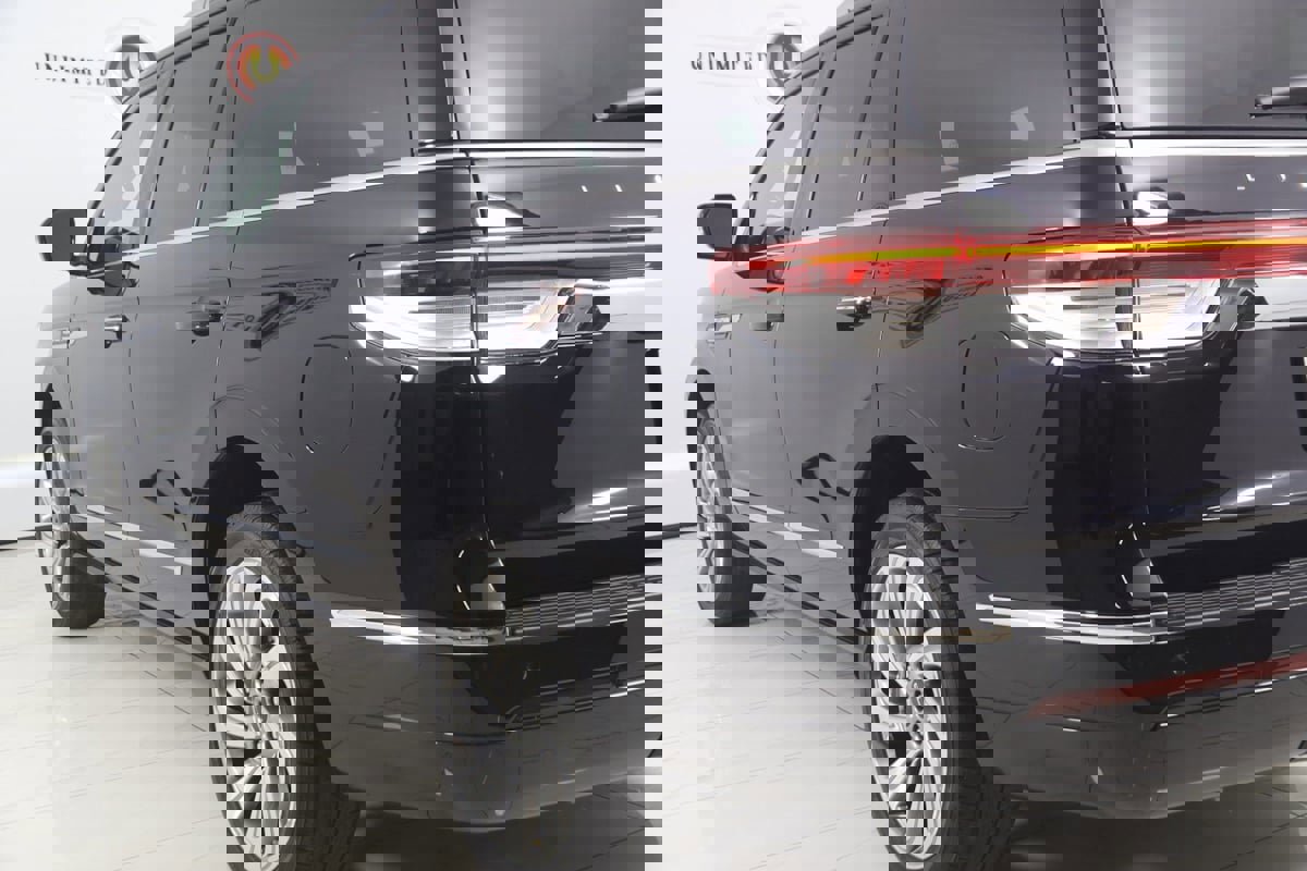 Used 2023 Lincoln Navigator Reserve image 26