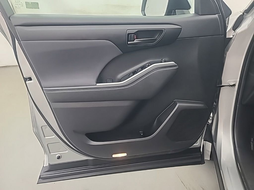 Used 2023 Toyota Highlander LE image 25