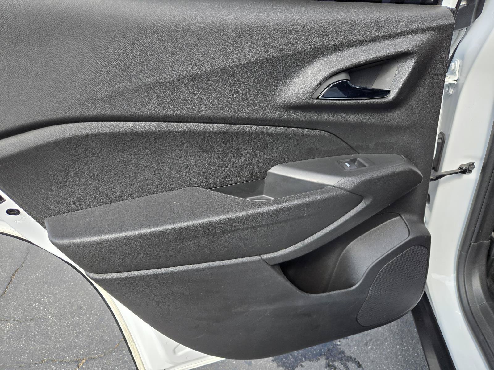Used 2024 Chevrolet Trax RS w/ Sunroof Package FWD image 25