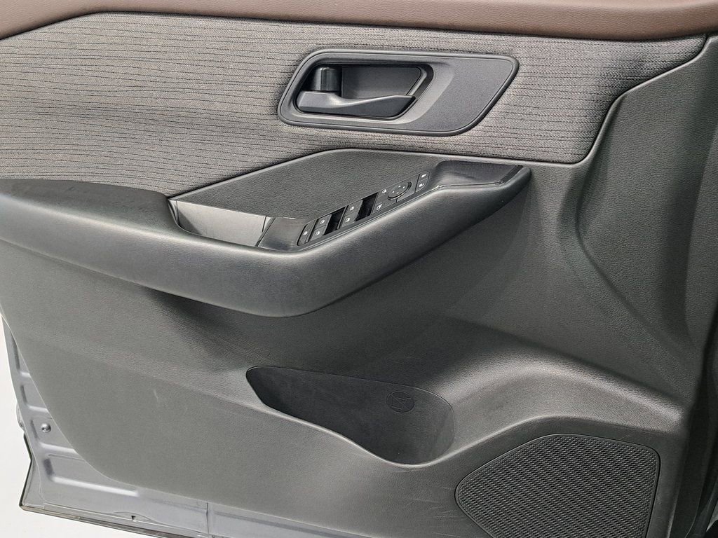 Used 2023 Nissan Rogue S image 19