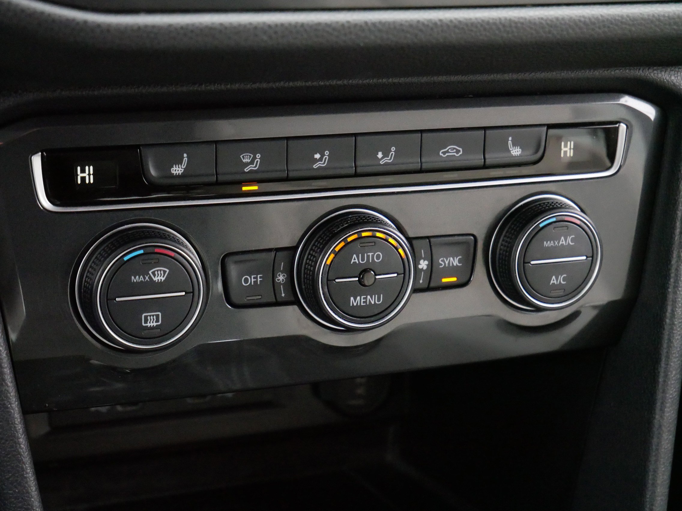 Used 2021 Volkswagen Tiguan SE w/ Panoramic Sunroof Package image 23