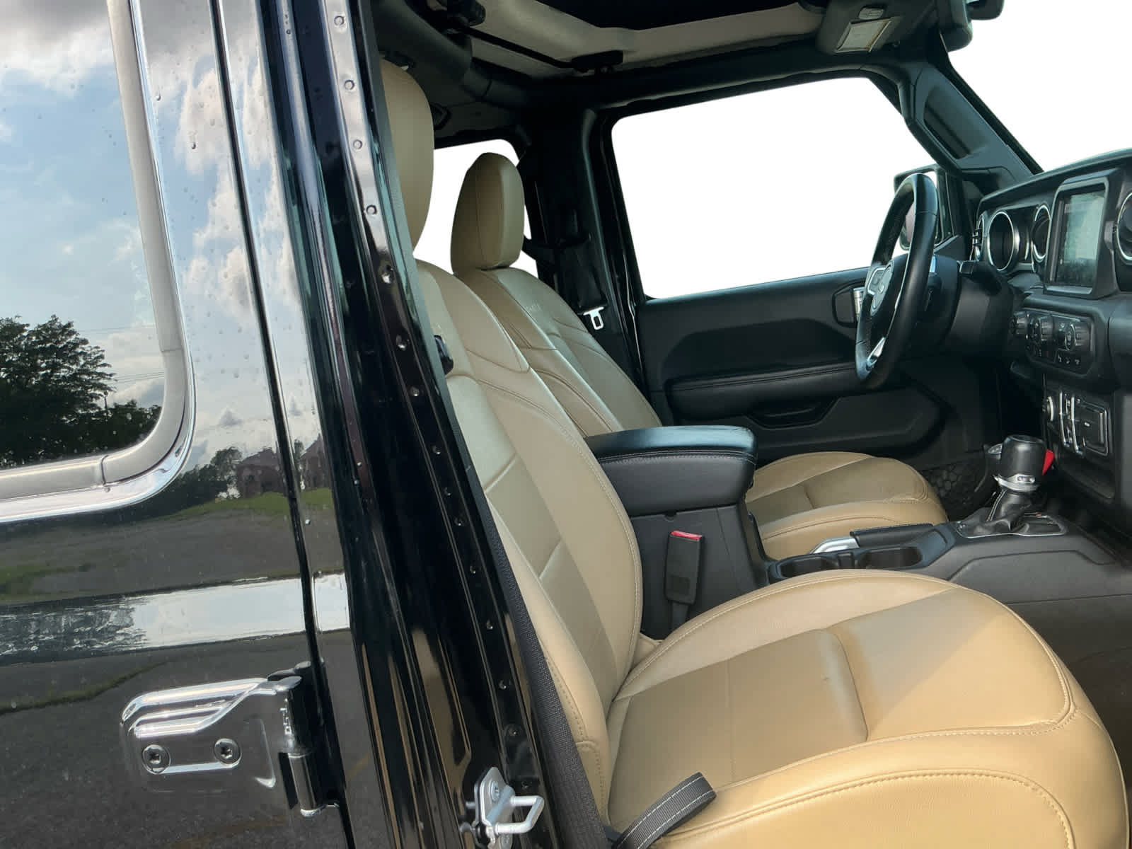 Used 2018 Jeep Wrangler Unlimited Sahara AWD/4WD image 15