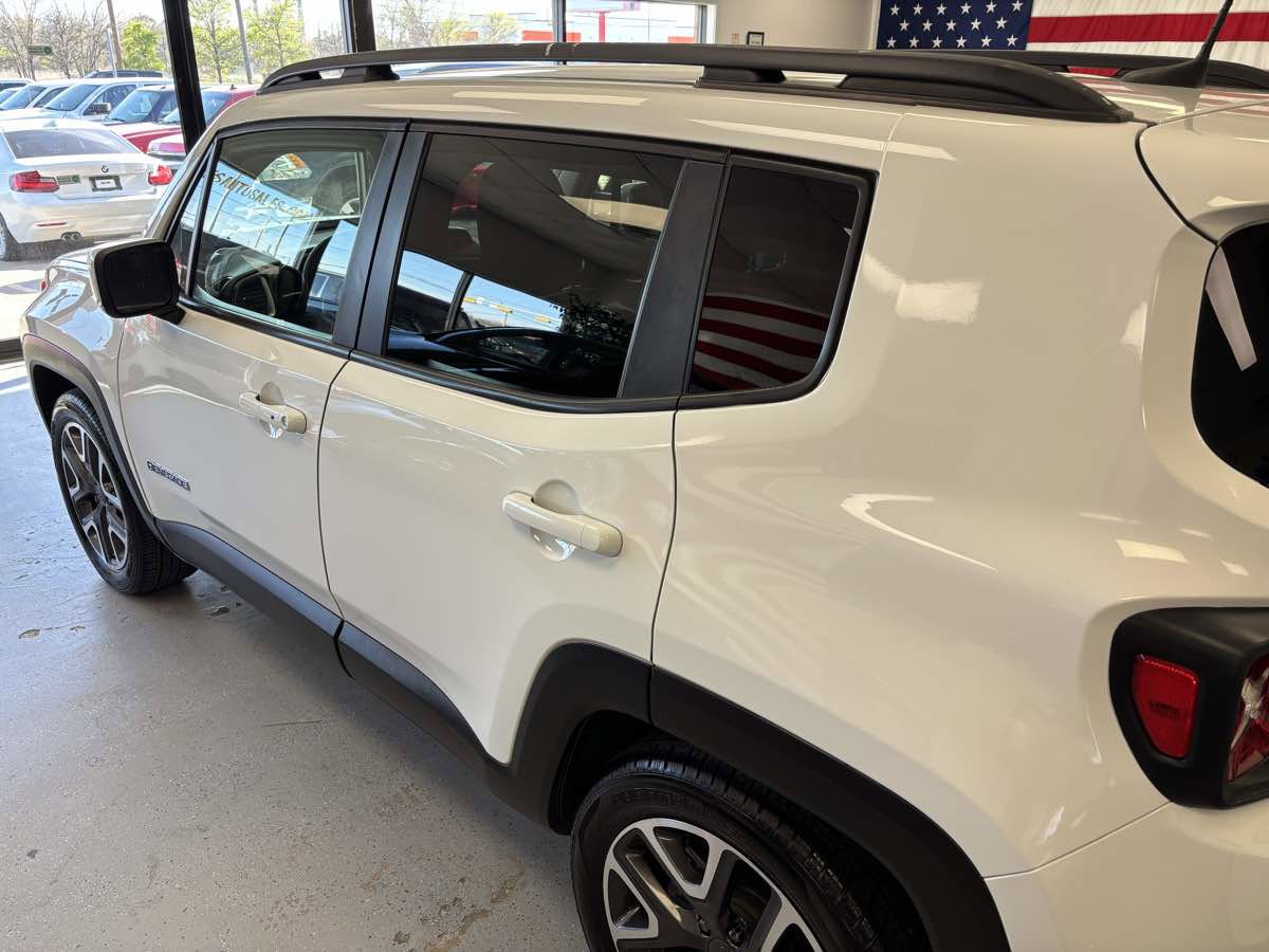 Used 2018 Jeep Renegade Latitude FWD image 12