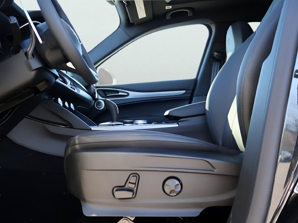 New 2025 Alfa Romeo Stelvio Sprint AWD/4WD image 38