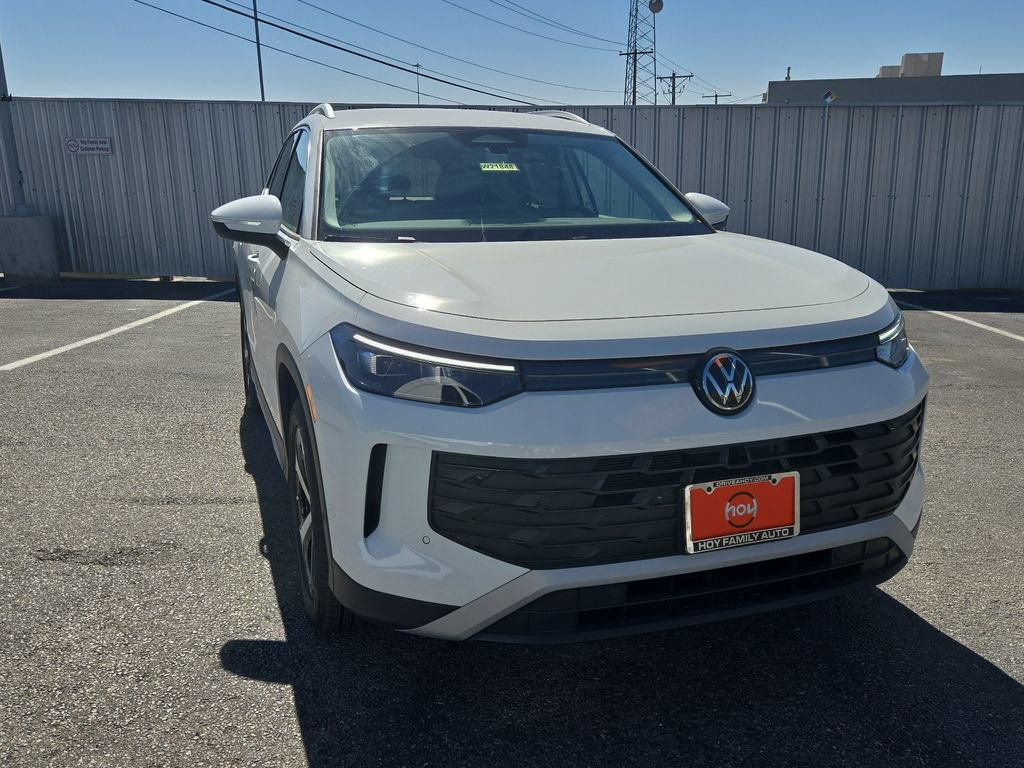 Certified 2025 Volkswagen Tiguan SE FWD image 3