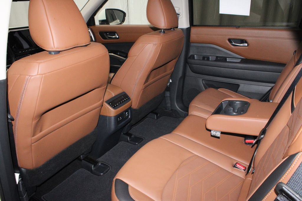 Used 2024 Nissan Pathfinder Platinum w/ Cargo Package AWD/4WD image 21