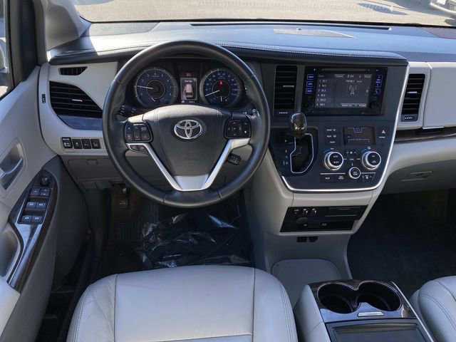 Used 2017 Toyota Sienna XLE Premium FWD image 9