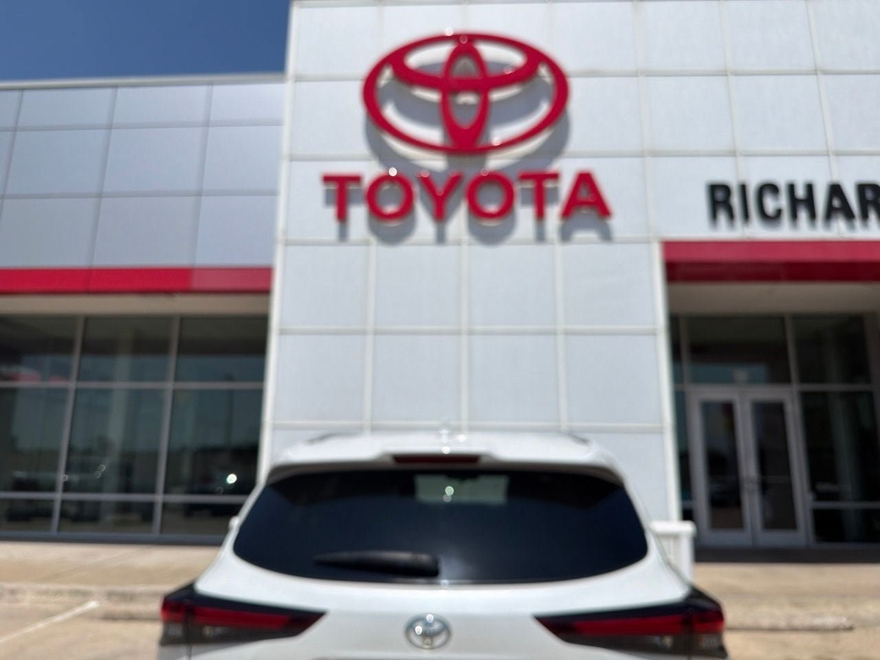 Used 2024 Toyota Highlander XLE FWD image 5