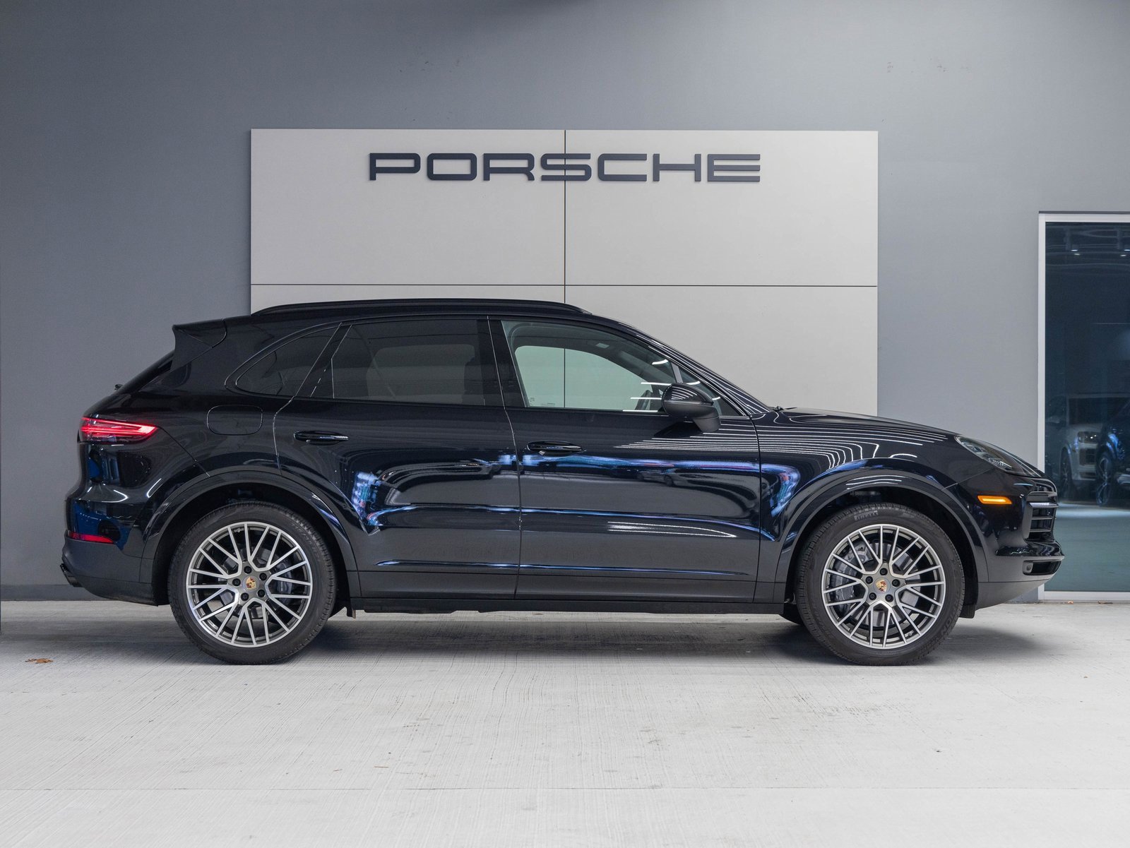 Used 2022 Porsche Cayenne Platinum Edition image 8