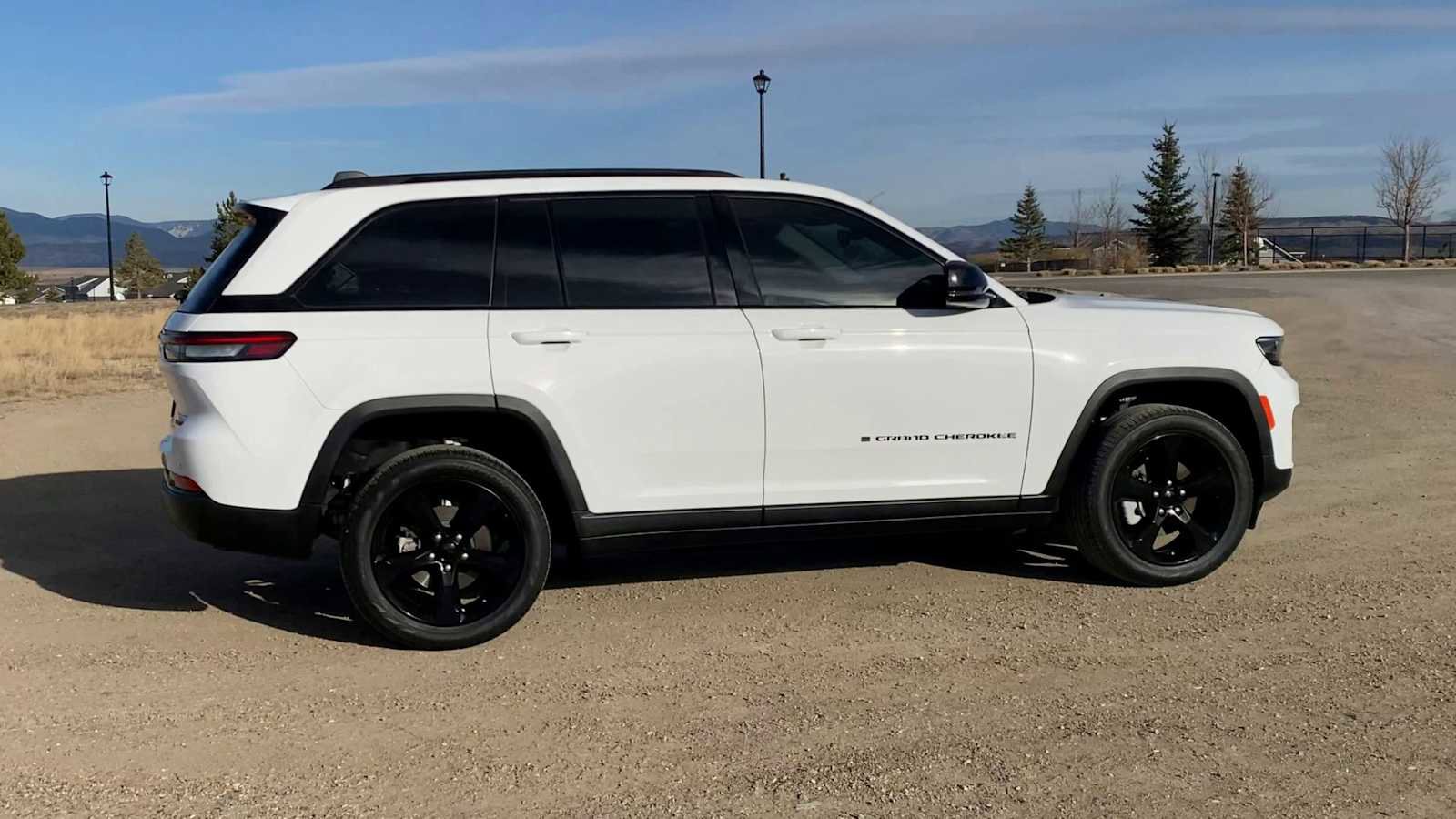 Certified 2023 Jeep Grand Cherokee Limited w/ Black Appearance Package image 8