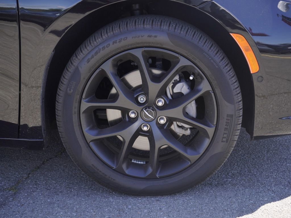 Used 2024 Chrysler Pacifica Limited w/ Uconnect Theater Family Group image 7