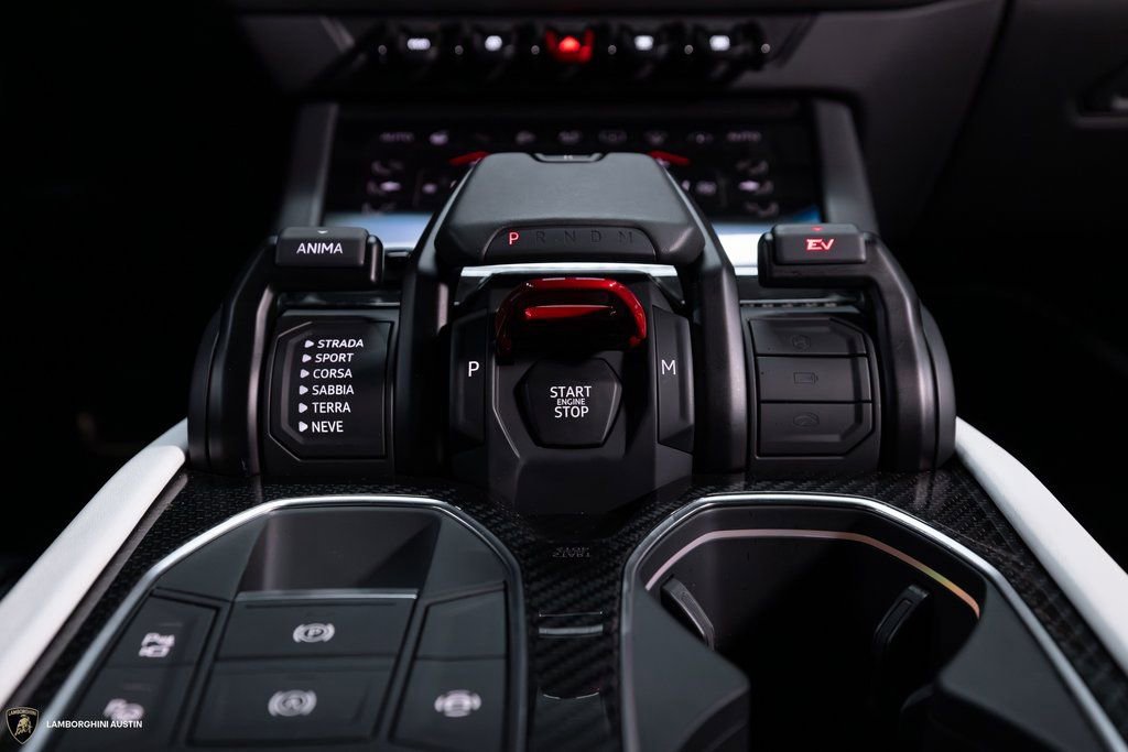 Used 2025 Lamborghini Urus SE image 34