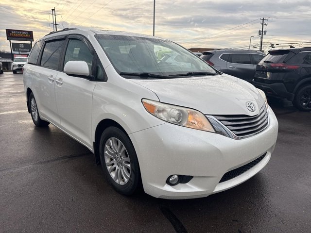 Used 2017 Toyota Sienna XLE w/ XLE Navigation Package image 3