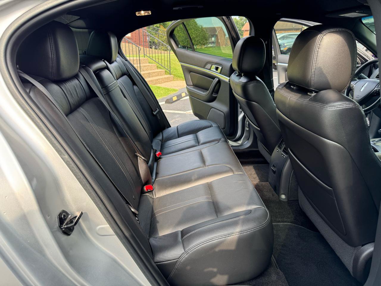 Used 2014 Lincoln MKS FWD image 25