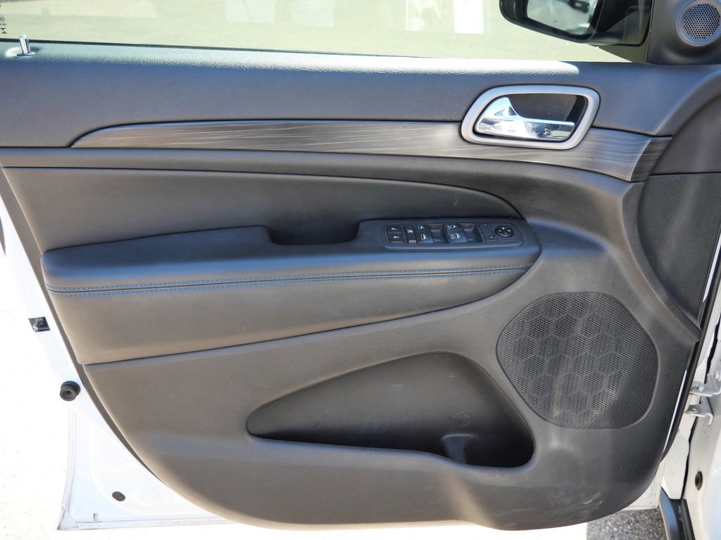 Used 2019 Jeep Grand Cherokee Laredo image 28