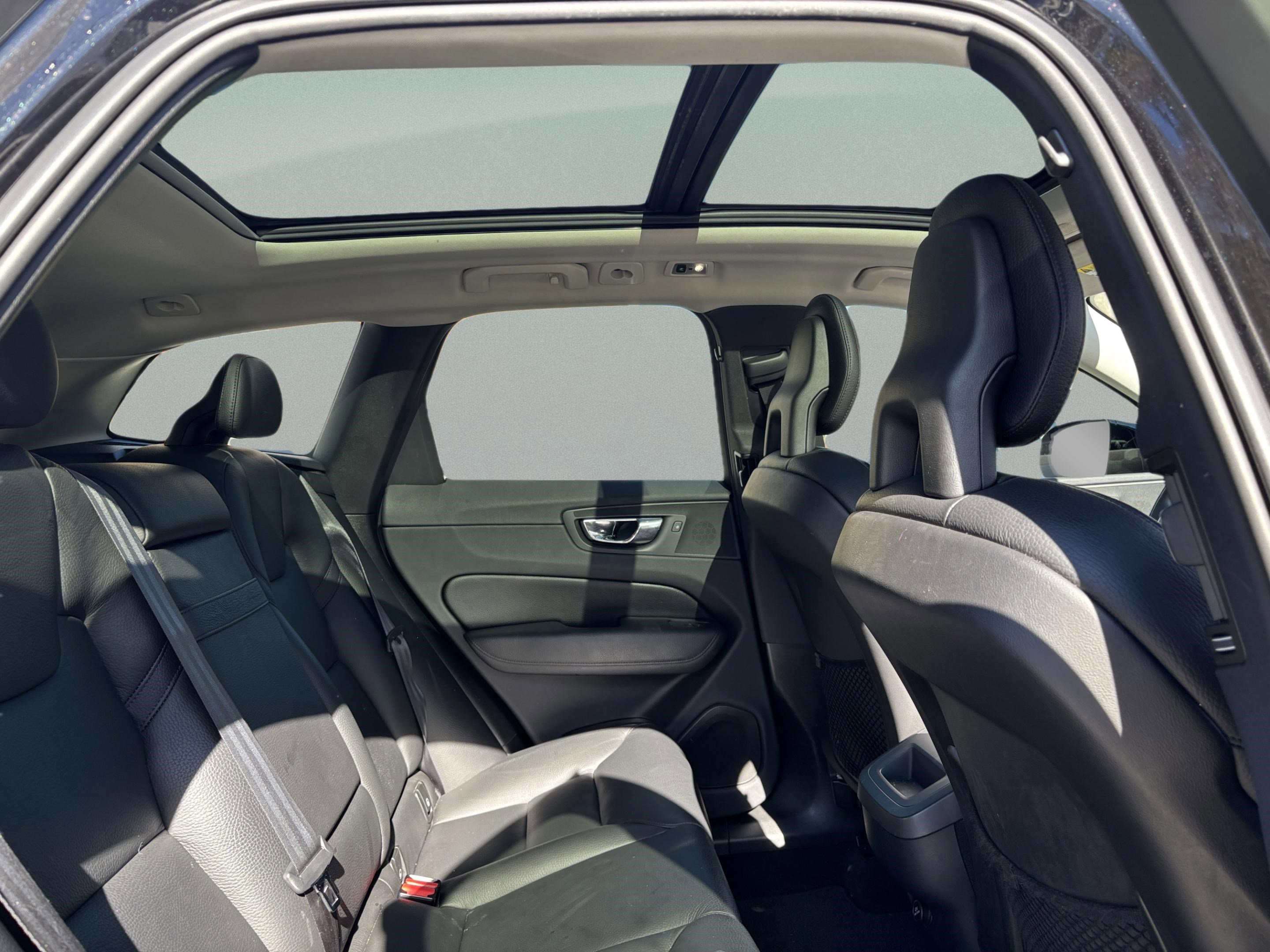 Used 2018 Volvo XC60 T5 Momentum w/ Protection Package Premier image 27