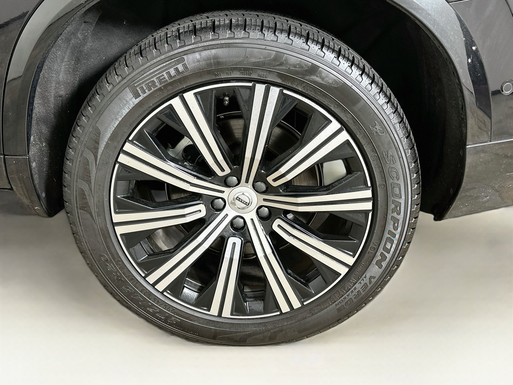 Used 2025 Volvo XC90 B6 Plus w/ Protection Package Premier AWD/4WD image 11