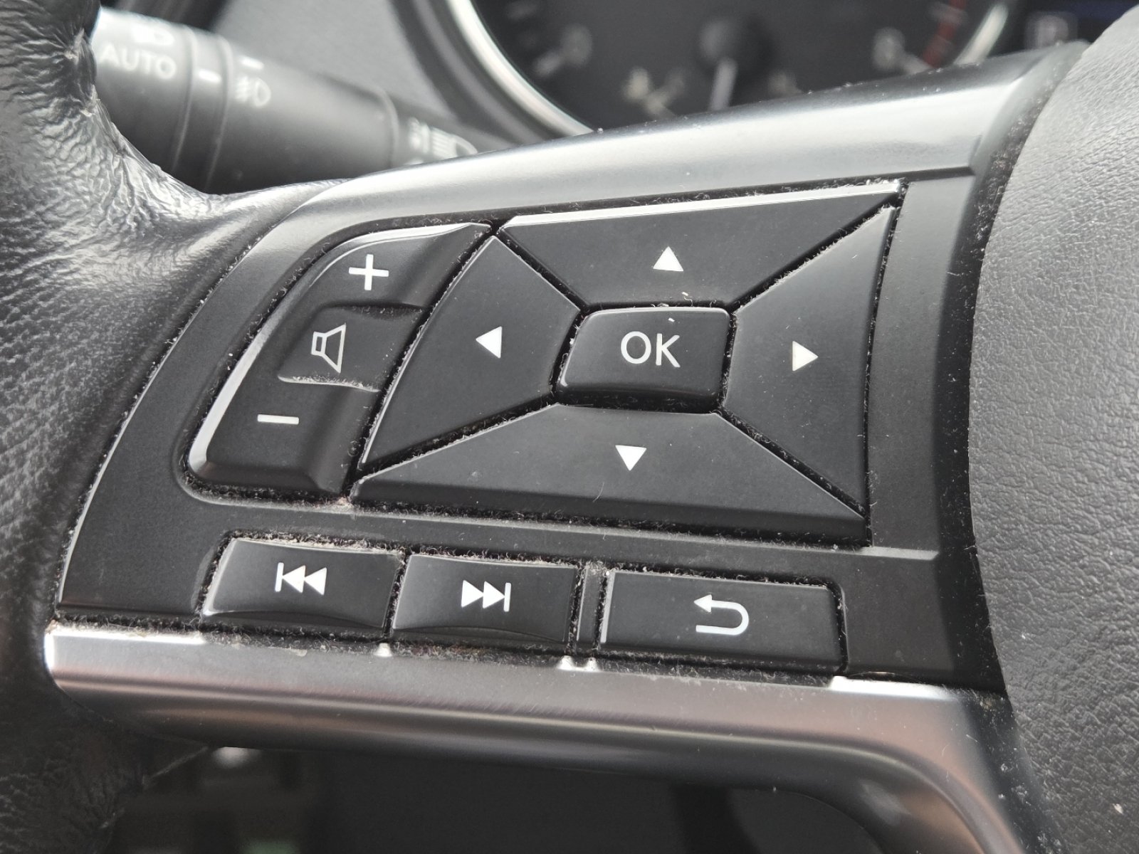 Used 2018 Nissan Rogue SL w/ Premium Package AWD/4WD image 32