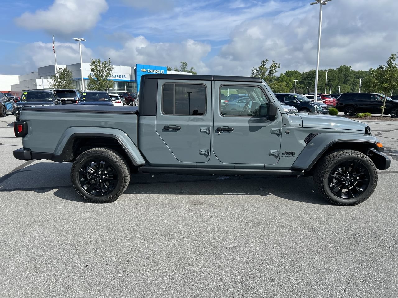 Used 2025 Jeep Gladiator Sport AWD/4WD image 8
